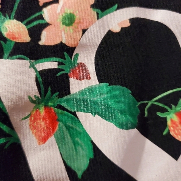 Victoria's Secret - 🍓 VS Strawberry accented logo Tee - Size S - Picture 4 of 8